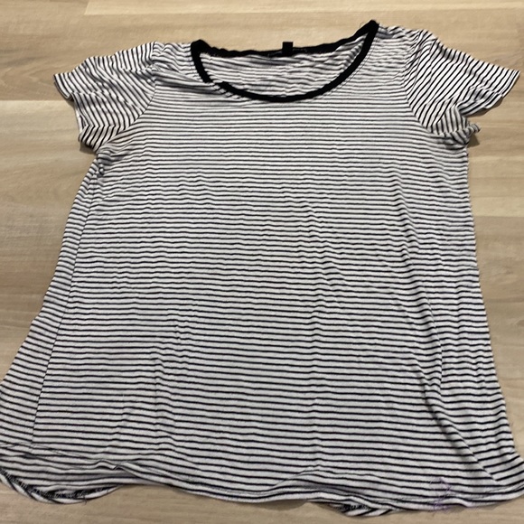 4 women’s t-shirts - Picture 3 of 7